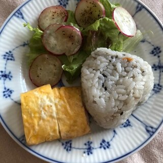 炊き込みおむすびと卵焼きの朝ごはん